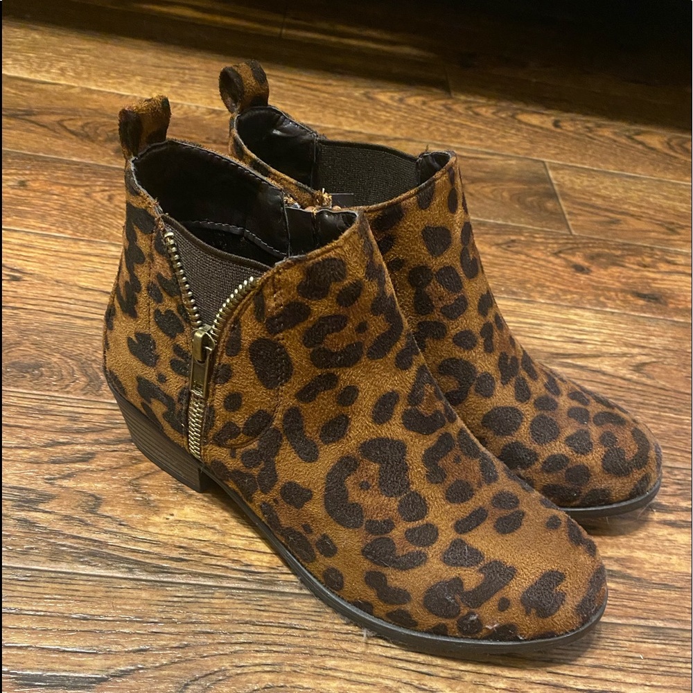 Girls Cheetah Print boots / Size - 6.5